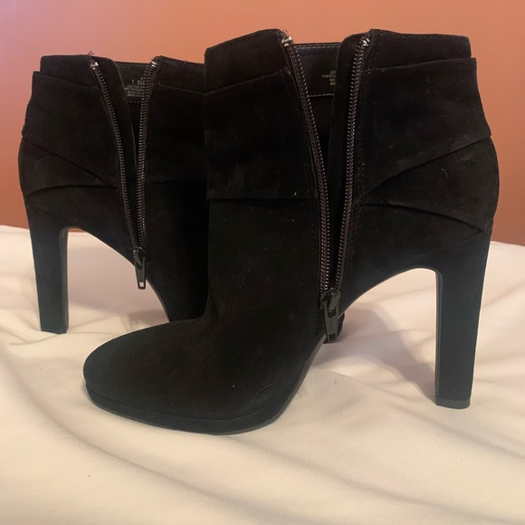Gianni Bini Leather Suede Bootie With Bow on one Side . Zipper the other side. - Picture 6 of 8